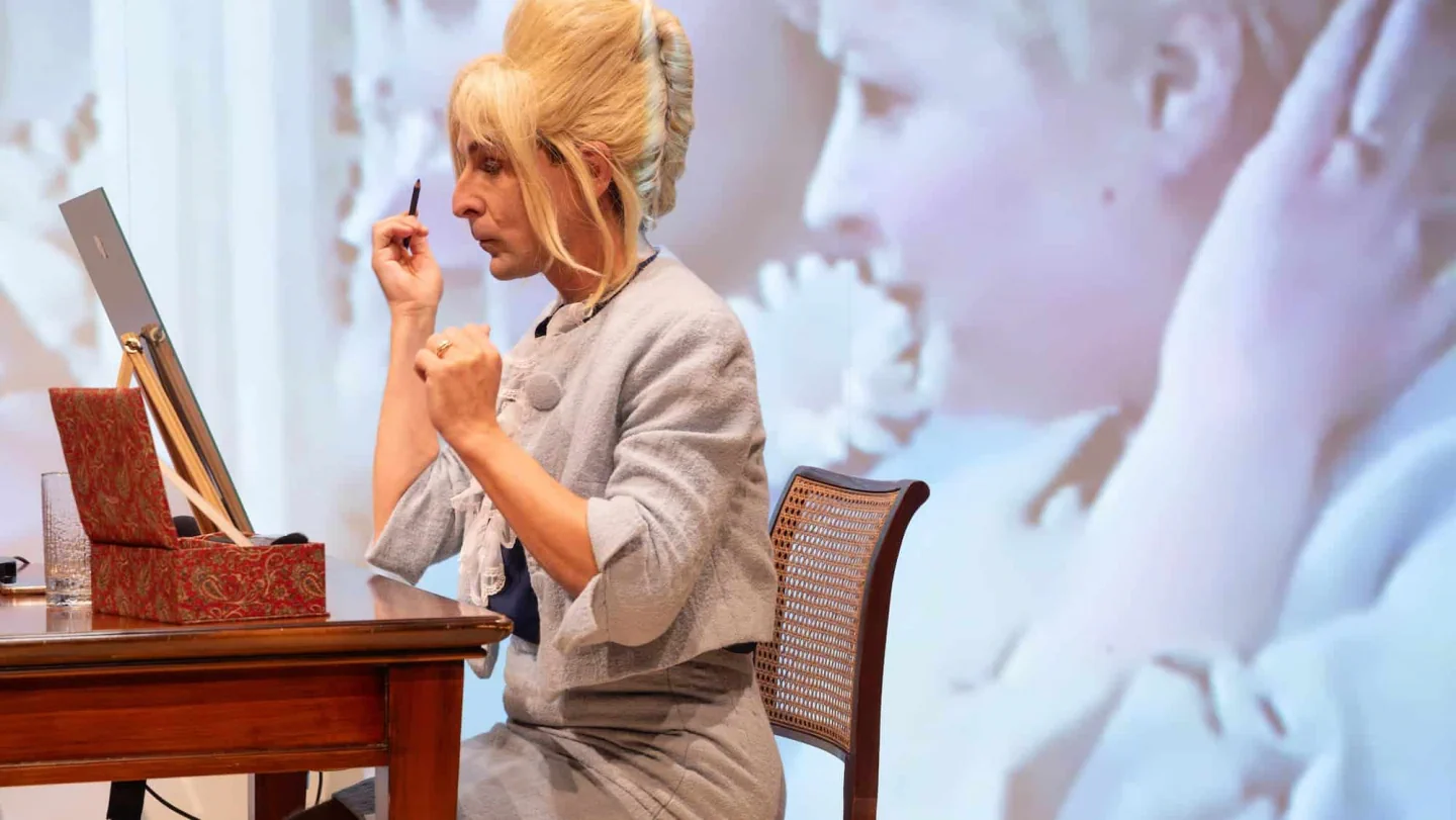 Performer at a dressing-table mirror in Héritage