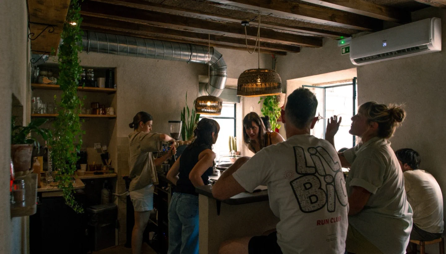 Guests at the counter inside Albi · São Bento