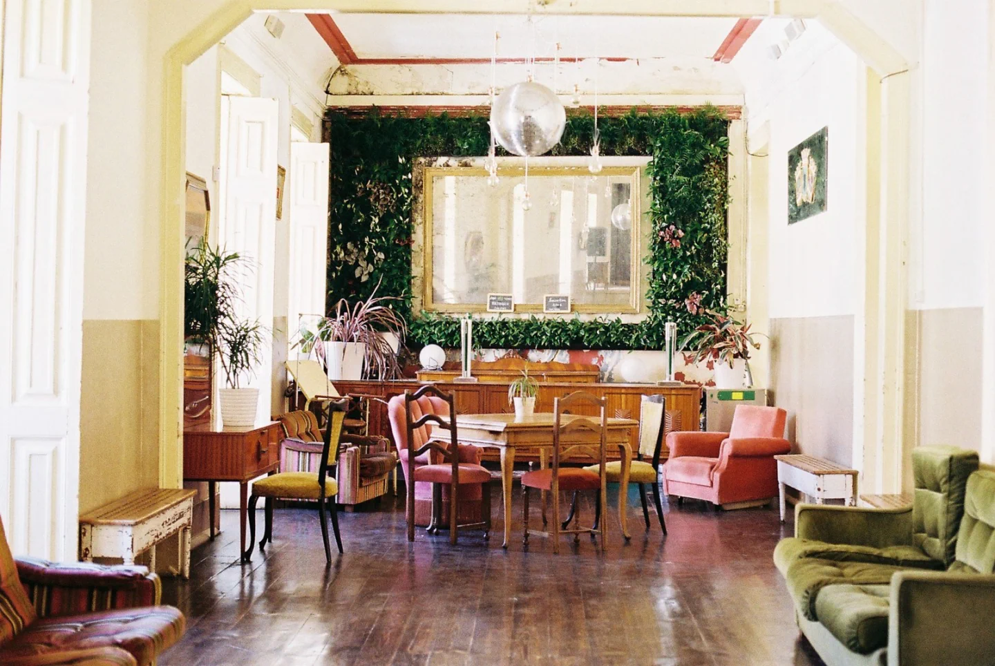 Tables, chairs and tall windows inside Casa Independente