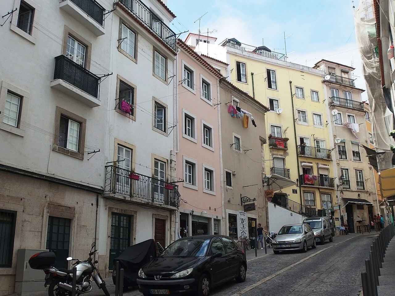 Rua dos Remédios · street setting