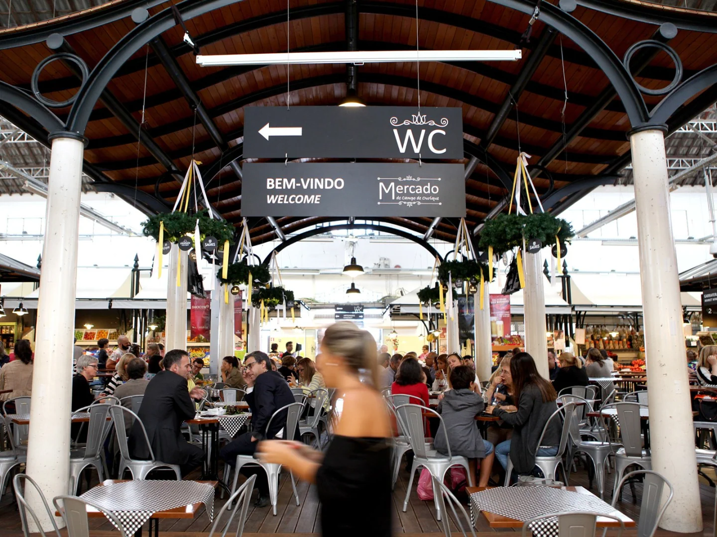 The covered food hall and central tables of Mercado de Campo de Ourique