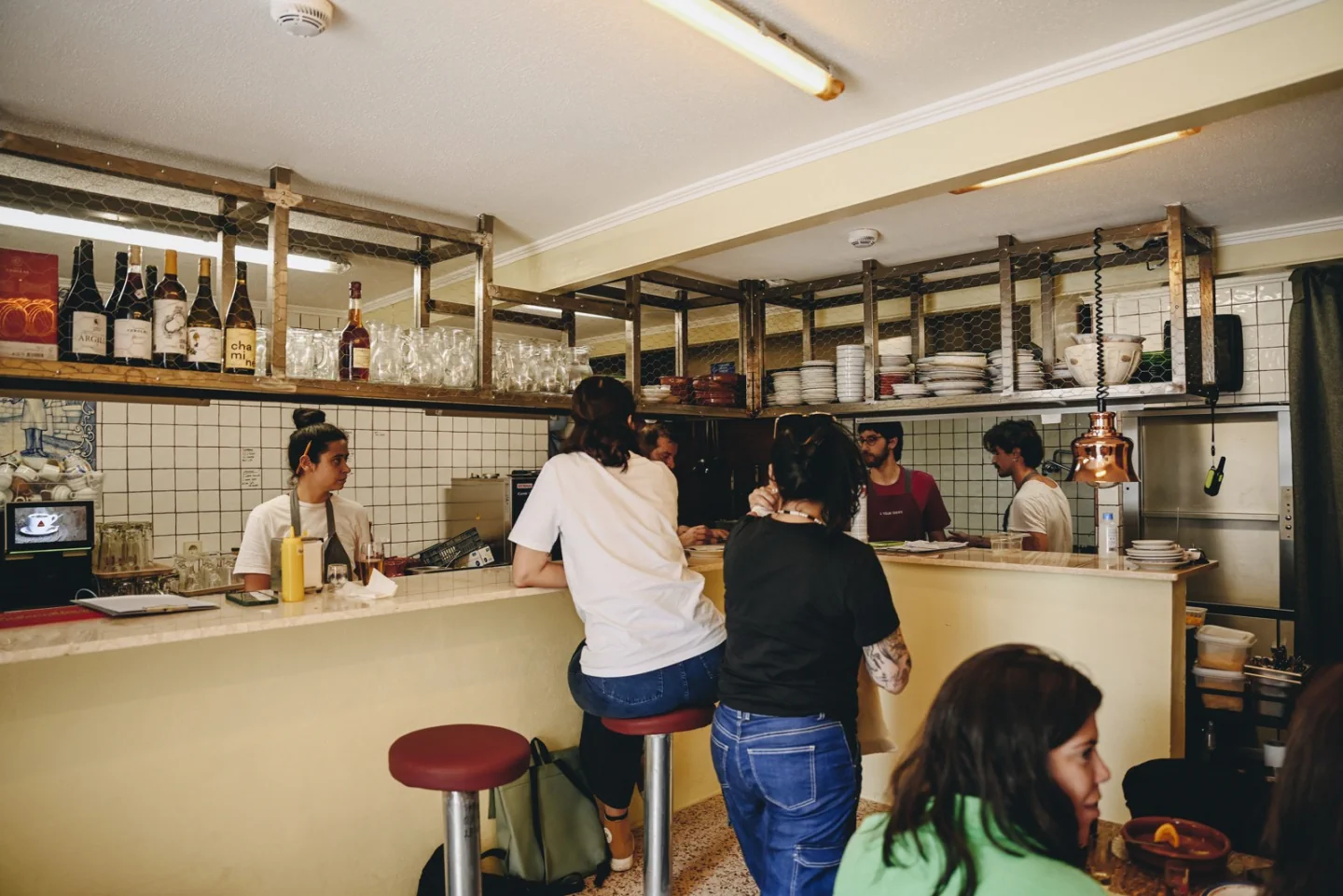 The counter and dining room at O Velho Eurico