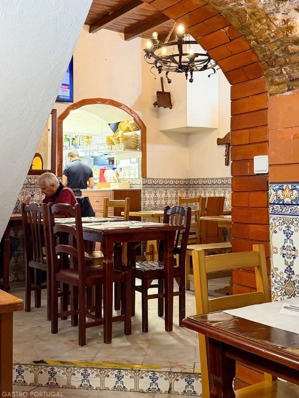 The tiled archway and dining room at Forninho Saloio